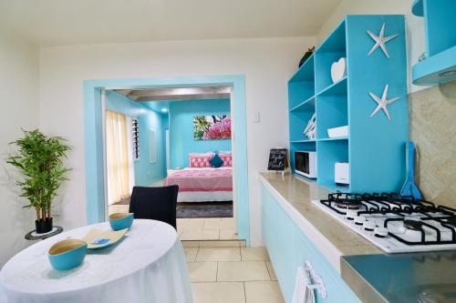 مطبخ, ShineAwayHomes -AC Beachfront RAROTONGA in Matavera