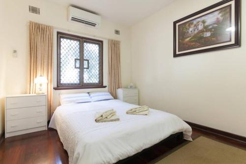 B2 Broadway Abode close to Swan River, UWA & Hospitals