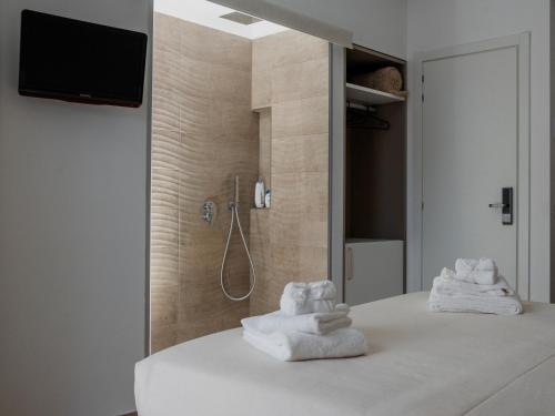 Deluxe Double Room with Balcony image 6