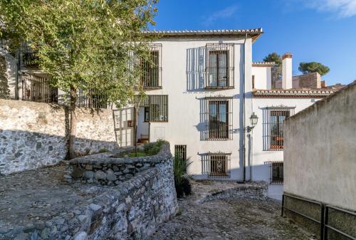 Beautiful Duplex-City Center. Parking by the house