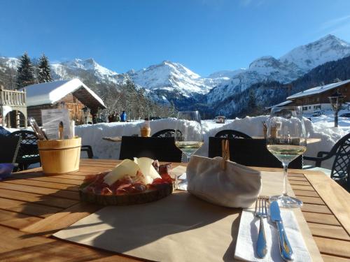 Erkély/terasz, Hotel Alpenland in Lauenen Bei Gstaad
