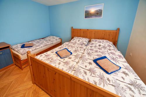 1 king bed, 2 twin beds