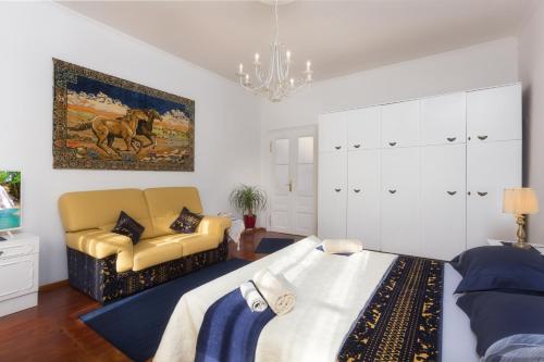 Room Ezekiel, Royal blue suite, Split (photo 6)