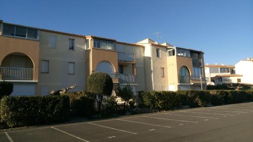 Exterior view, Lara 3 - T2 Loggia Piscine 2 lits doubles Parking Pres du centre-port et ile Loisirs near A la Table de Geraldine