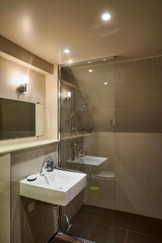 Baño, Gîte La Passerelle - Manoir le Plessix Madeuc (Gite La Passerelle - Manoir le Plessix Madeuc) in Plancoet