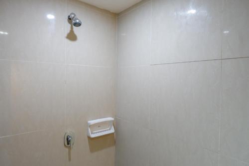 Bathroom, RedDoorz Plus near Hotel Benua Kendari in Kendari