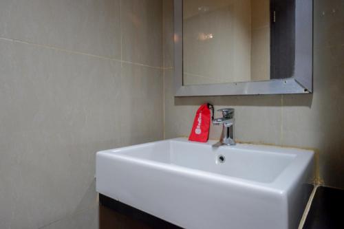 Bathroom, RedDoorz Plus near Hotel Benua Kendari in Kendari Barat