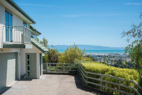 Hilltop Getaway - Views and Spa Pool! - Nelson