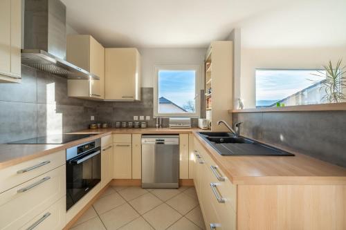 Maison avec piscine 8 couchages entre Annecy et Aix les bains in Rumilly