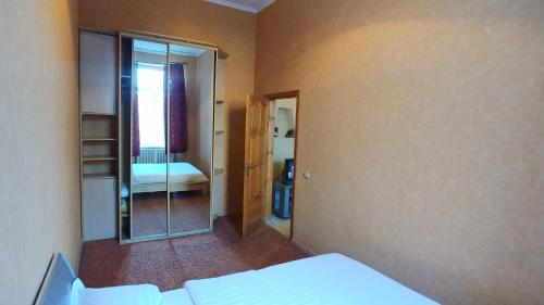 One bedroom. 11 Pushkinska St. Centre of Kiev - image 6