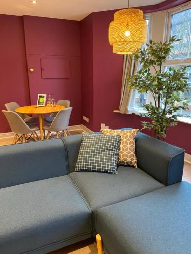 Aaron Wise - 17 Fitzhamon Apartments - image 6
