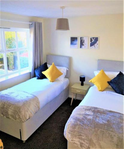 Emerald House - Spacious 3 bed house with ensuite parking gardens and netflix in Leamington Spa