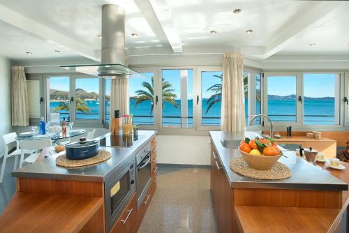 Life By the Beach - Sea View Apartment 2