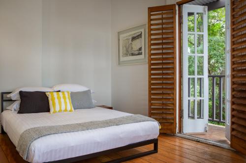 Chic Two-storey Cottage with Darling Harbour Views - main image