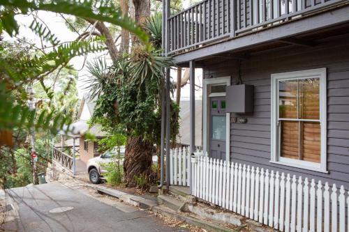 Chic Two-storey Cottage with Darling Harbour Views - image 6