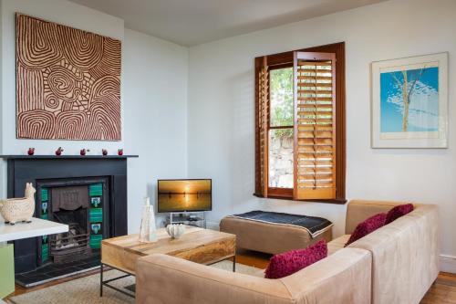 Chic Two-storey Cottage with Darling Harbour Views