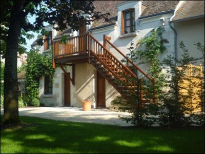 Auberge De Launay Ideally located in the prime touristic area of Limeray, Auberge De Launay promises a relaxing and wonderful visit. The hotel offers a wide range of amenities and perks to ensure you have a great time.