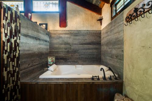 Barons CreekSide Resort - 화장실