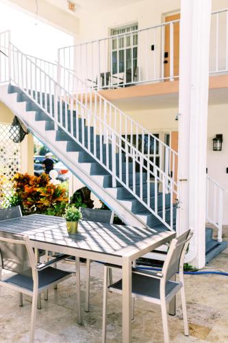 Beachside Gardens Apartments By Lowkl in Deerfield Beach, USA