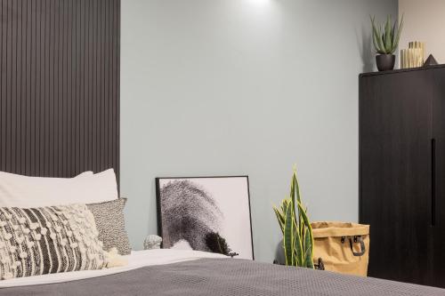 Three-Bedroom Apartment with Garden image 7