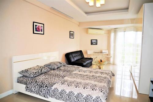Sleek studio at Jomtien Beach condominium S1 beach front ( Sleek studio at Jomtien Beach condominium S1 beach front )
