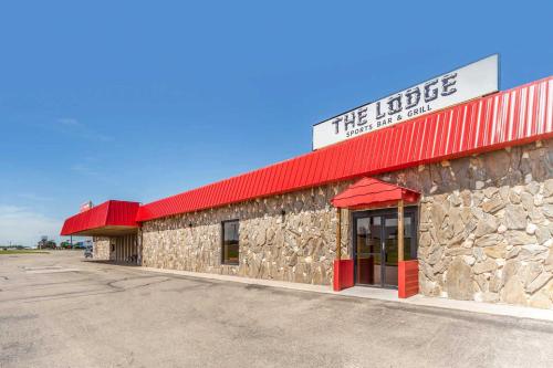 Econo Lodge Inn & Suites