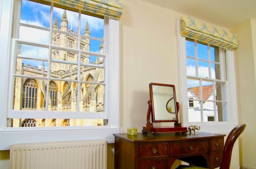 Grand Parade - 3 Bedroom Period Maisonette Next To Roman Baths, , Somerset