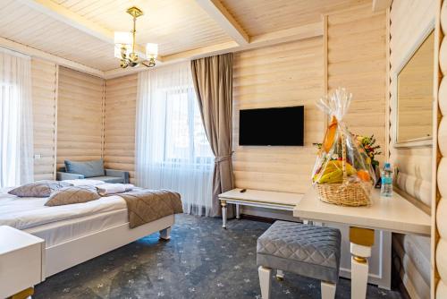 Deluxe Room with Mountain View and Spa Access
