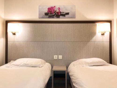 1 queen bed, 2 twin beds