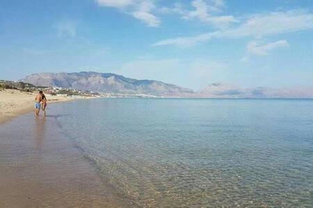 VILLA 4 CAMERE 5 BAGNI 2 PASSI DAL MARE gîte à louer Alcamo Marina