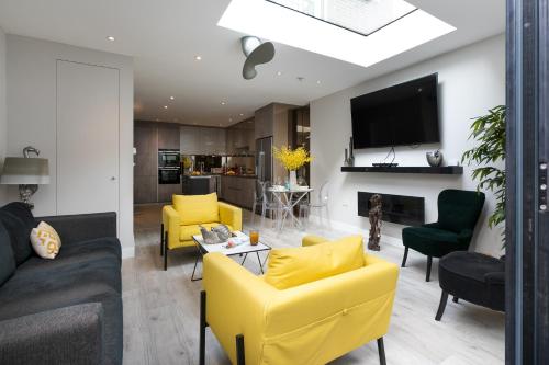 Luxury 3 Bedroom Apartment, , London