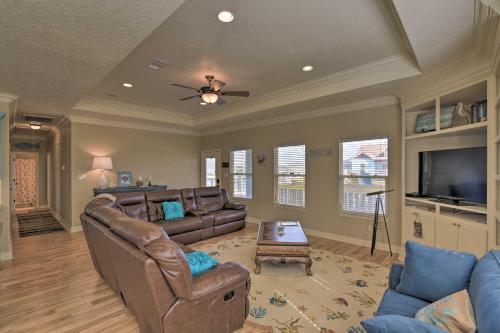 Beach House with Tiki Bar Less Than half Mile to Crystal Beach - image 9