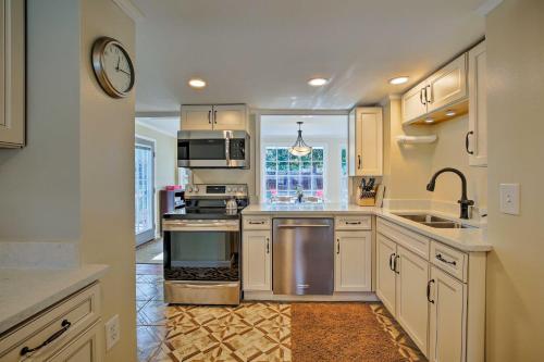 Cheery Cottage with Yard Less Than 1 Mile to Marietta Square - image 3