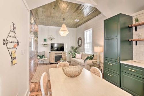 Near Beach & Strand: Bright Cottage In Galveston - Texas City, TX