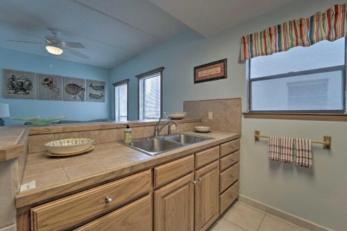 South Padre Island Condo and Patio Walk to Eats and Beach - image 3