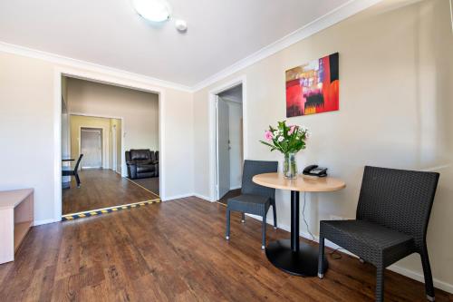 Matilda Motor Inn Set in a prime location of Dubbo, Matilda Motor Inn puts everything the city has to offer just outside your doorstep. The property offers guests a range of services and amenities designed to provide c