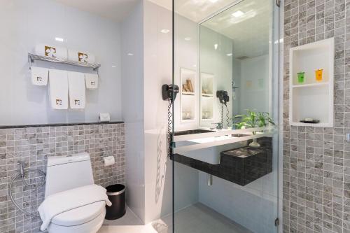 Hotel Clover Patong Phuket Room Type - Quadruple Room with Balcony Hotel Clover Patong Phuket Room Type - Quadruple Room with Balcony