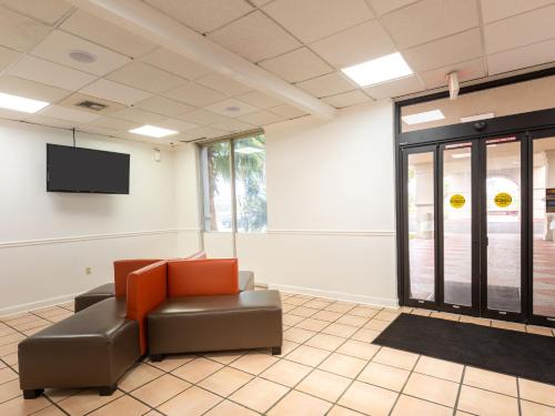 OYO Hotel Baton Rouge - Mead Rd - image 4
