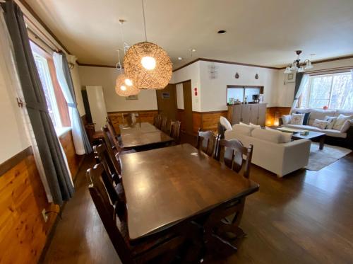 Chalet Strickland - image 2