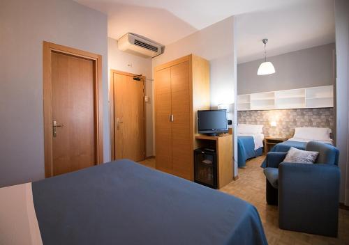 1 king bed, 2 twin beds