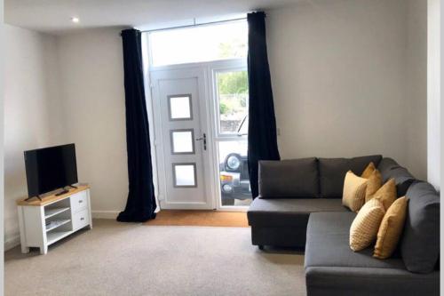 Apartment No 2 Spacious Whole Property, Parking, Aldershot, , Hampshire