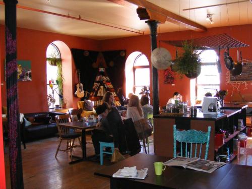 ห้องส่วนกลางสำหรับนั่งเล่น/ดูทีวี, โอแบร์ฌ อัลเทอร์เนทีฟ (Auberge Alternative) near เซ็นเตอร์ ดี' ฮีสทอรี เดอ มอนทรีออล