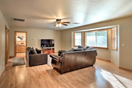 Munds Park Home with 1 half Acres and Volleyball! - image 4