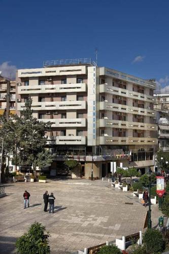 Hotel Samaras The 3-star Hotel Samaras offers comfort and convenience whether youre on business or holiday in Lamia. Both business travelers and tourists can enjoy the hotels facilities and services. Facilities l