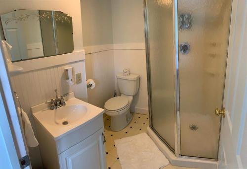 Brook Road Inn - image 8