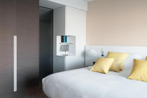 1 queen bed, 1 twin bed