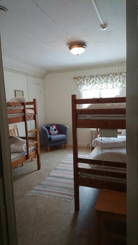 2 bunk beds