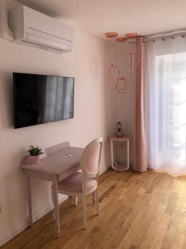 Queen Room with Garden View