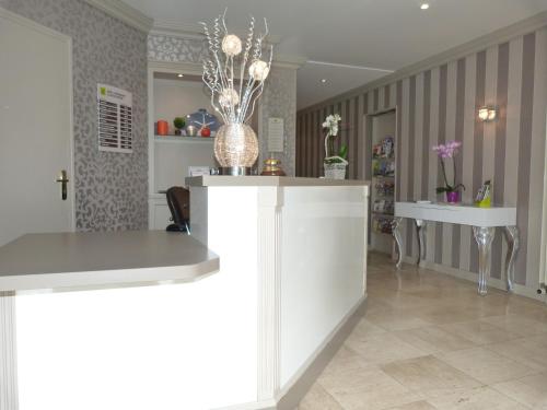 Lobby, Logis Hotel Restaurant Le Gue Du Holme in Ducey