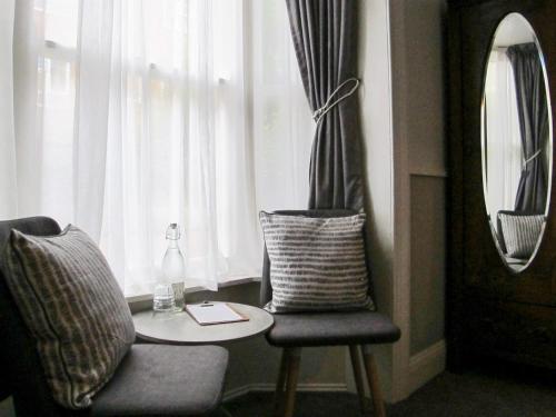 Stone's Throw Guest House - image 7